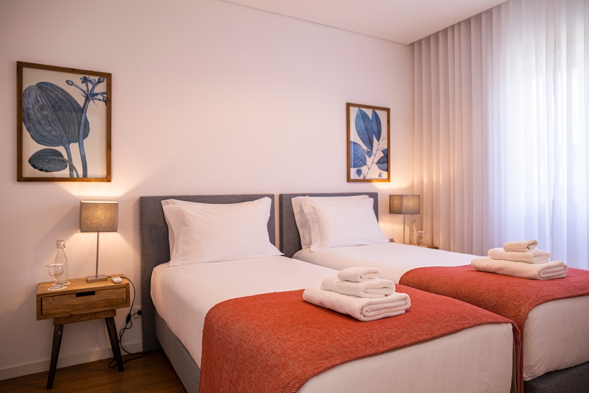 Chumba cha kulala cha mitende, pia katika ghorofa ya kwanza, chenye vitanda viwili vya mtu mmoja kila kimoja kikiwa na ukubwa wa mita 90mx2.00.
Vitanda hivi vinaweza kubadilishwa kuwa ukubwa wa king ukipima mita 1.80mx2.00.

