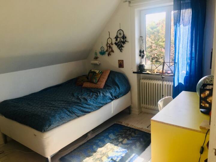 חדר שינה עם מיטה ושולחן עבודה בגודל 120 ס"מ