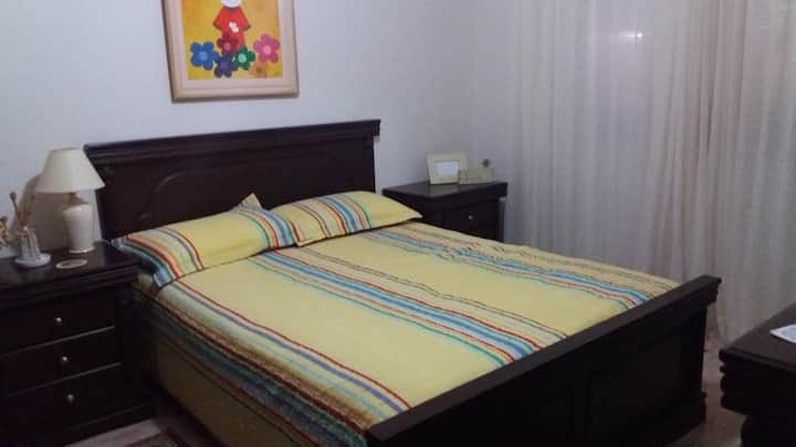 Chumba cha kulala 2 - Kitanda cha watu wawili - Na Kiyoyozi na Dari