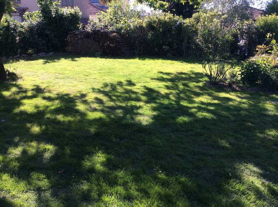 600 m2 de jardin pour se détendre et garer les voitures en toute sécurité