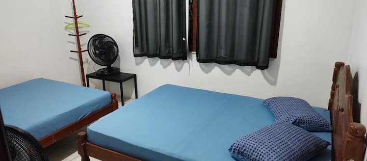 Kati i sipërm i dhomës, ballkoni i përparmë, 2 krevate dopio, 2 ventilatorë 