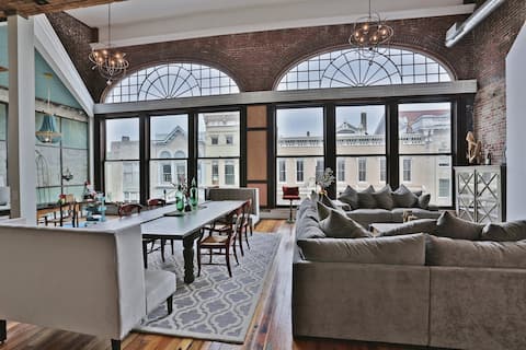 Urban Loft Sleeps 16 and close to Buffalo Trace