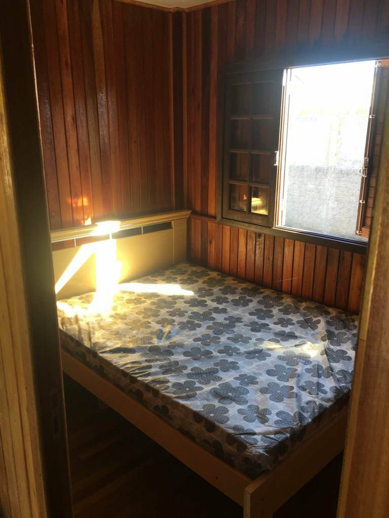 חדר שינה עם 2 מיטות זוגיות.