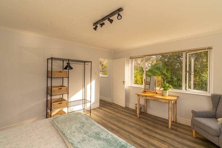 Sunny Spacious Silwood ! gallery image 5