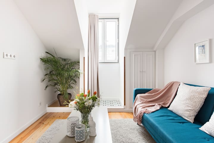 V I-Overlook Lisbon from Stylish, Recently Renovated Apt