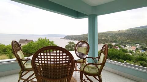 Apartment w/Gorgeous View and Private beach path