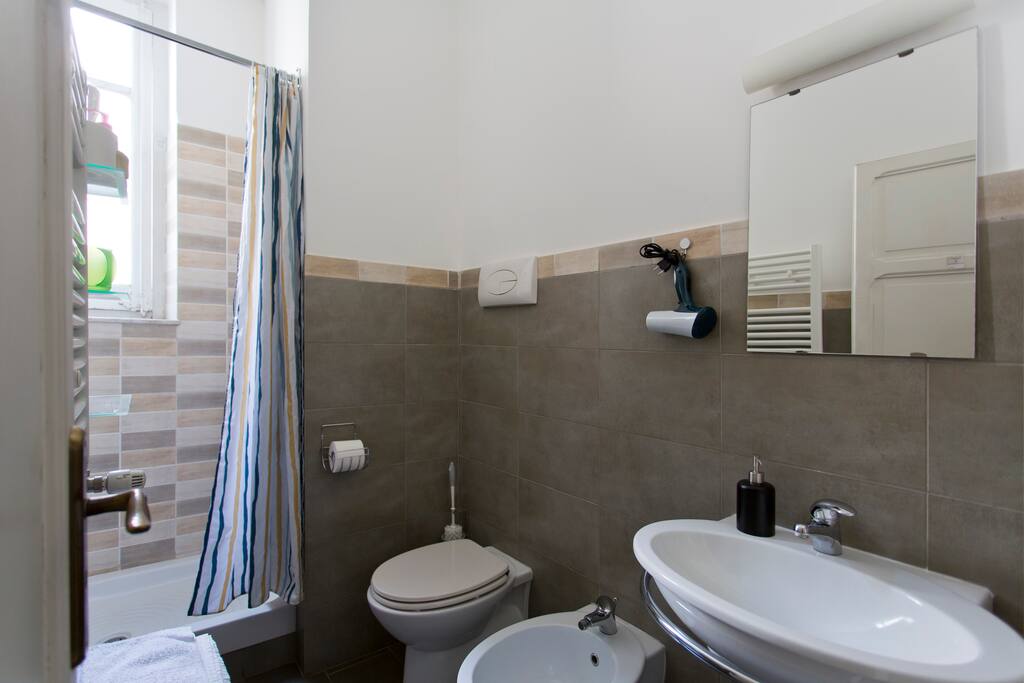 Il Bagno della vostra camera, comodo e funzionale,con grande doccia, phon e finestra.
