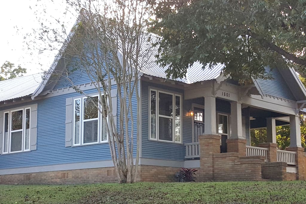 Front Corner View...lots of windows...nice and bright!