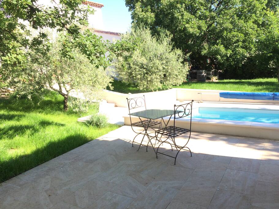 Terrasse avec vue sur la piscine et sur le jardin...