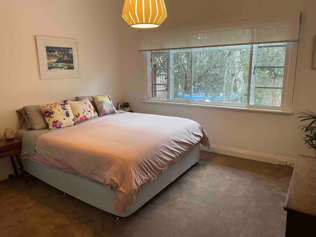 Cheerful 4-Bedroom family home with huge back yard gallery image 5