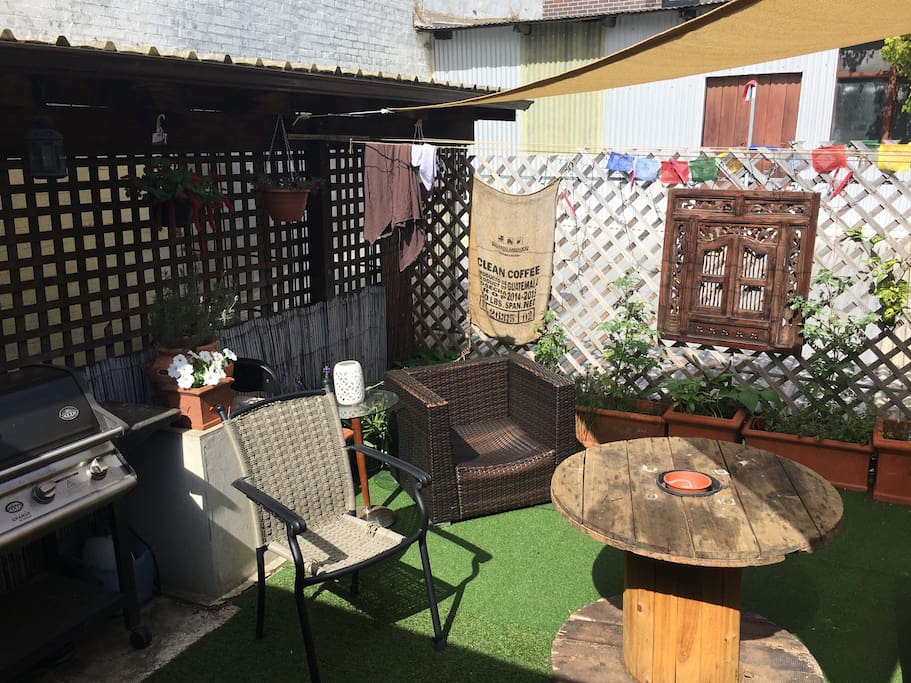 Balcony
(BBQ/Smoking Area)