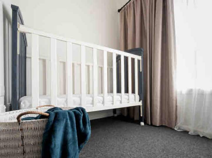 双床房内设有全尺寸婴儿床。 主卧室内还有一个便携式床铺。 