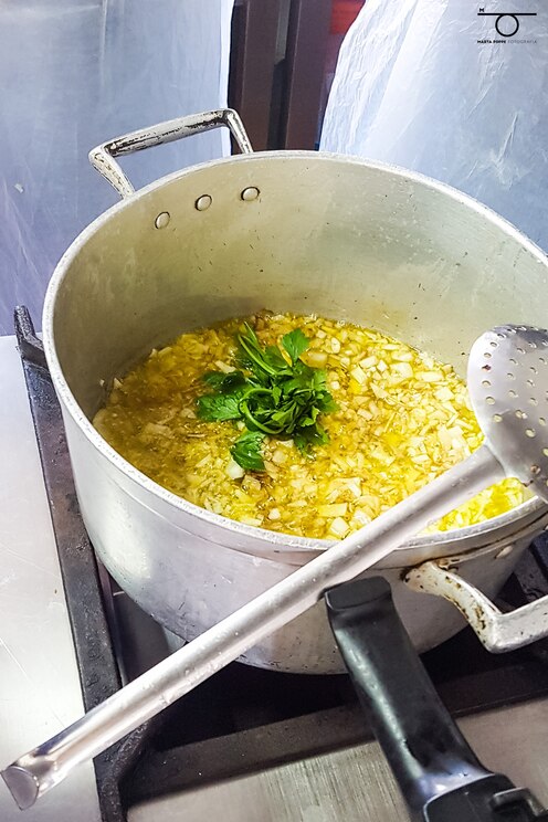 Show full-screen, host-provided image