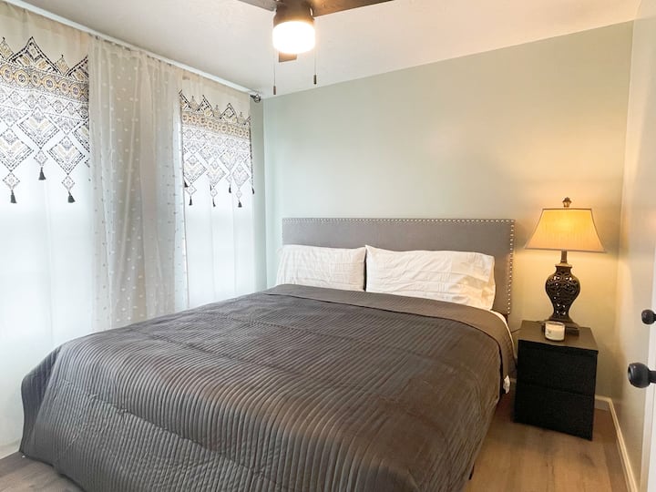 חדר שינה עם מיטת קינג