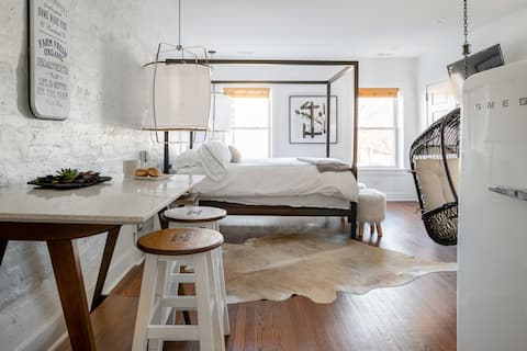 Explore Chicago from an Urban Sanctuary with Free Parking