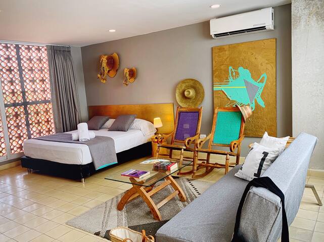 Charming apartasuite  W/Balcony historical center