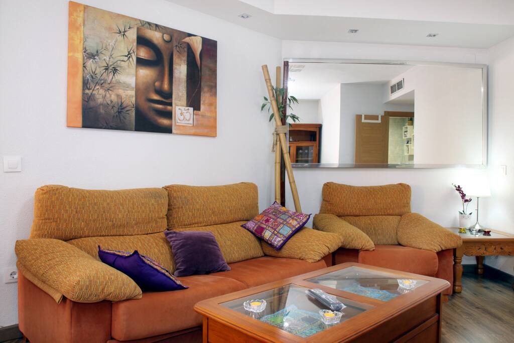 Salon muy amplio con gran pantalla ultimo modelo de television. Cuenta con una mesa de comedor que se hace grande, hay 1 sofa y un sillon comodisimos¡¡¡