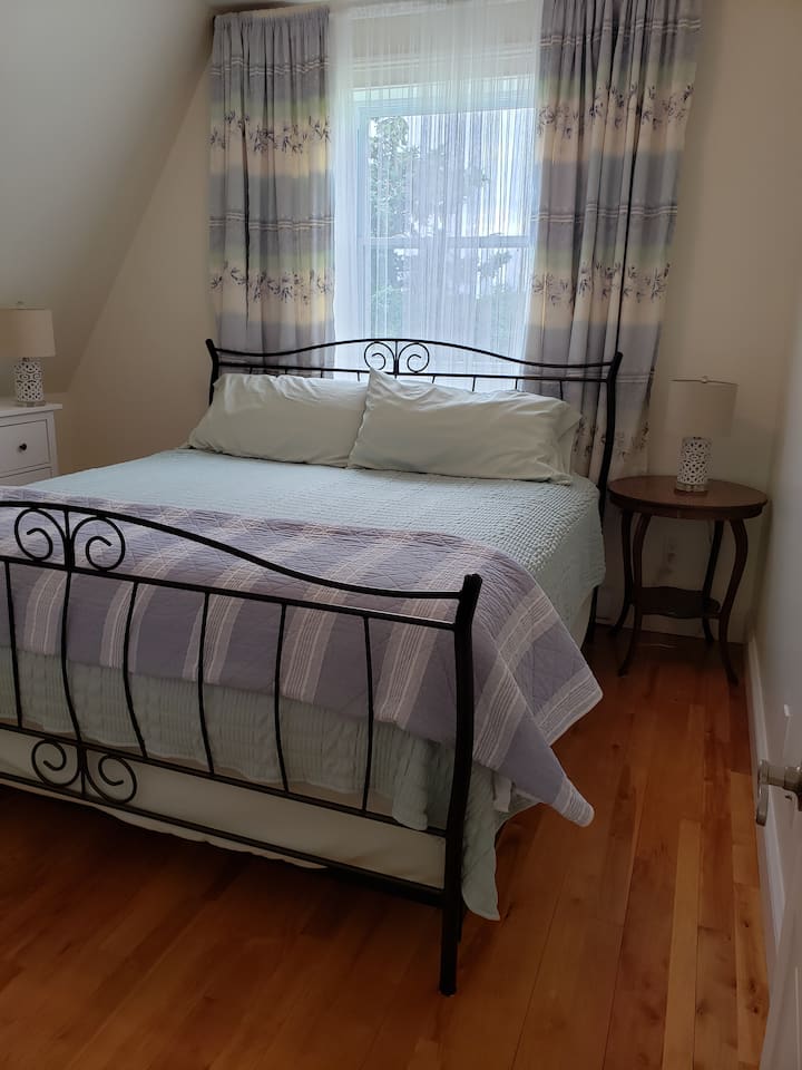 Ye Olde Barne ‑ ის ამ მე-2 საძინებელს, ასევე, აქვს შავი ფარდა, რომელიც ფარდის უკან, ძელზეა განთავსებული.