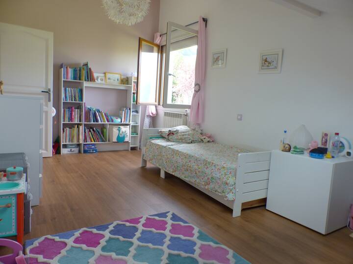La primera habitación para niños (con cama individual), con muchos libros y juegos para niños.