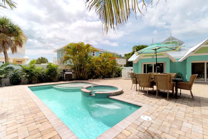 Dog-friendly home with private pool, great location near beach, shopping, dining