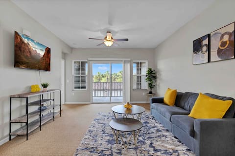 Pool, Gym, Parking Access - Lakeside Haven Stay