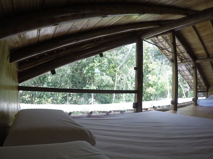 可俯瞰保护区的大西洋森林地区的夹层。由陶瓷瓷砖、加热毯和松木衬垫保护，空间充裕，可供两对夫妇入住。安装移动窗帘之前的照片，形成两间卧室。