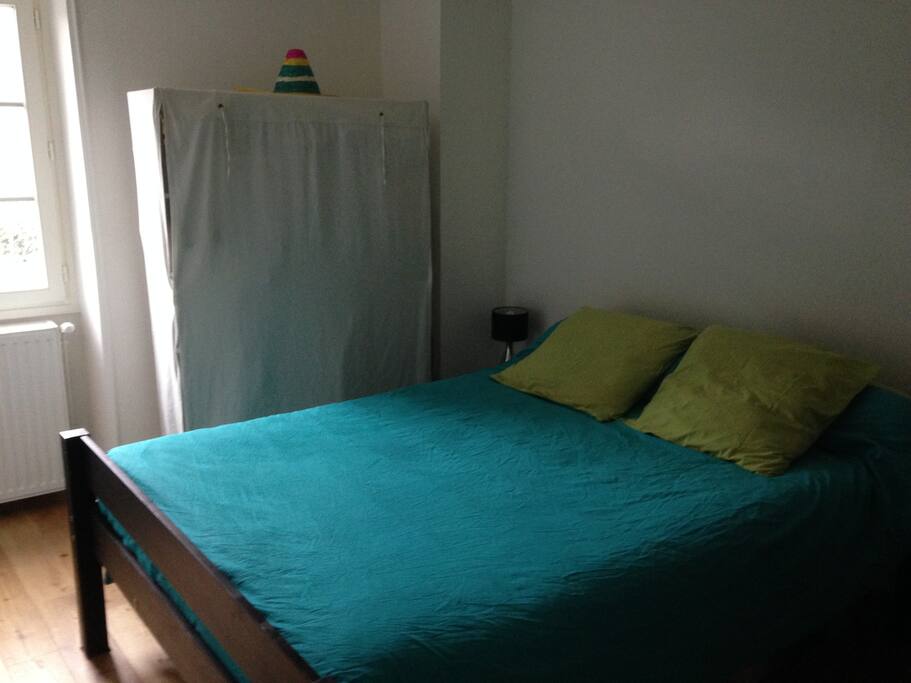 Chambre privée avec très bon lit 140*200