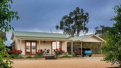 Popular Airbnb listing: Cozy 1 BR Cottage, 10 mins to Bendigo CBD, WiFi in City Of Greater Bendigo