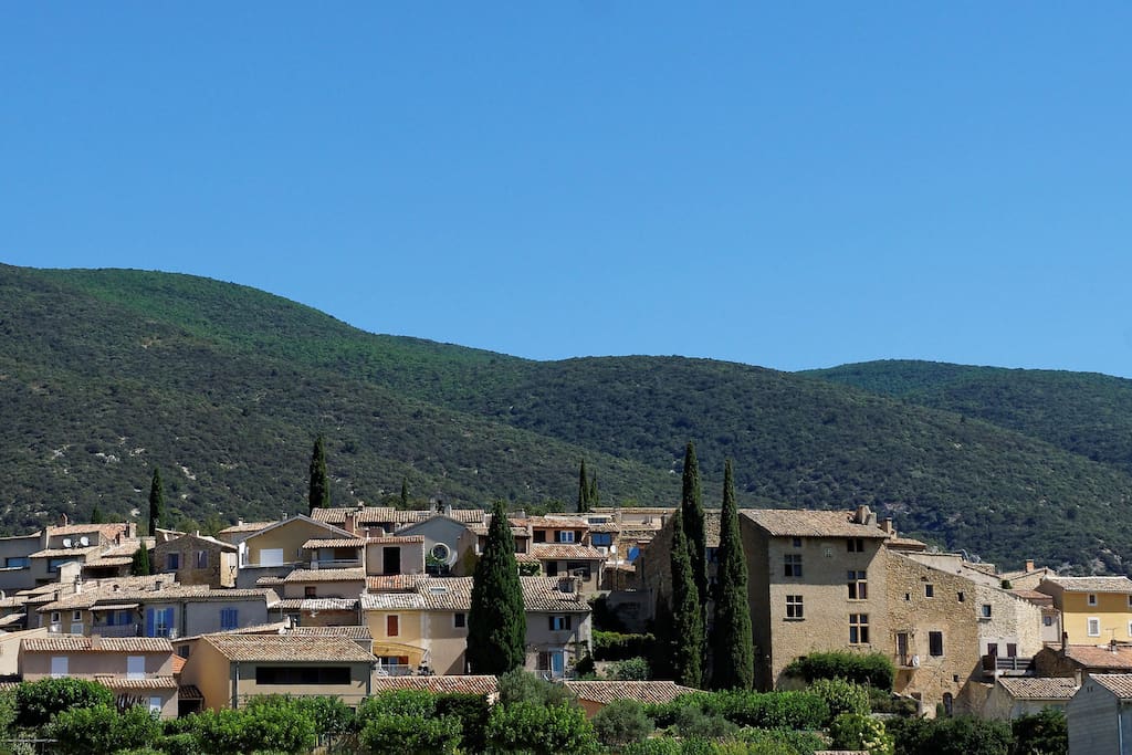 Vue du village de Vaugines au pied du Luberon