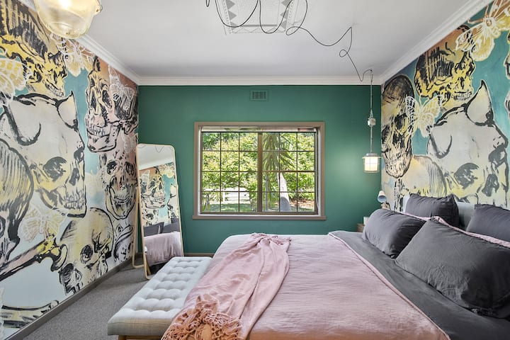 ห้องนอนเตียงคิงไซส์ขนาดใหญ่ 2