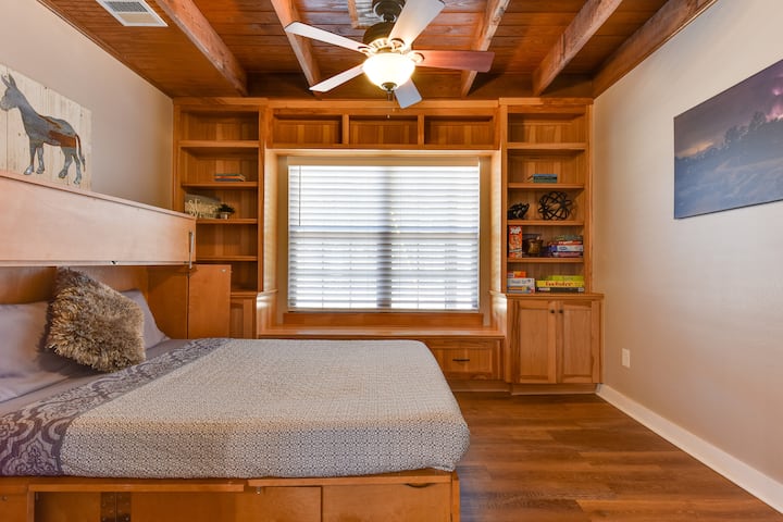 บ้านหลักชั้นล่างเรียนพร้อมเตียงควีนไซส์