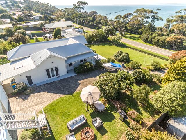 Bridport Beach House gallery image 4