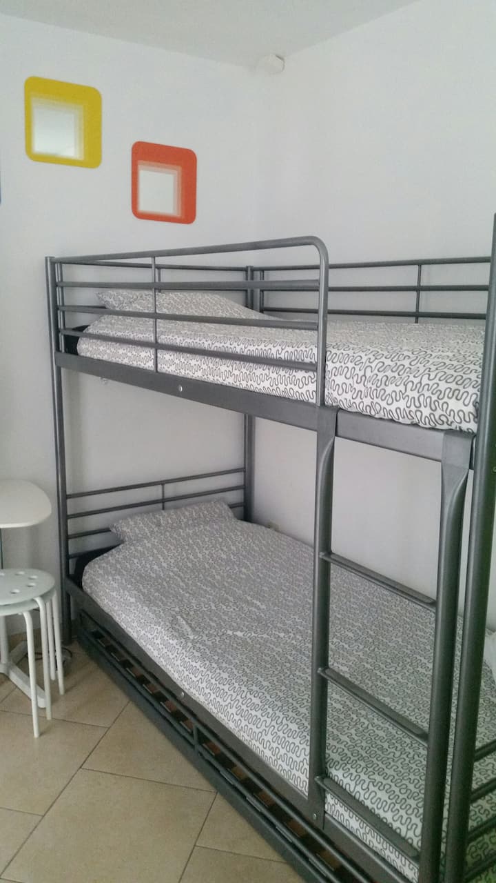 מיטת קומתיים בחדר שינה קטן. 