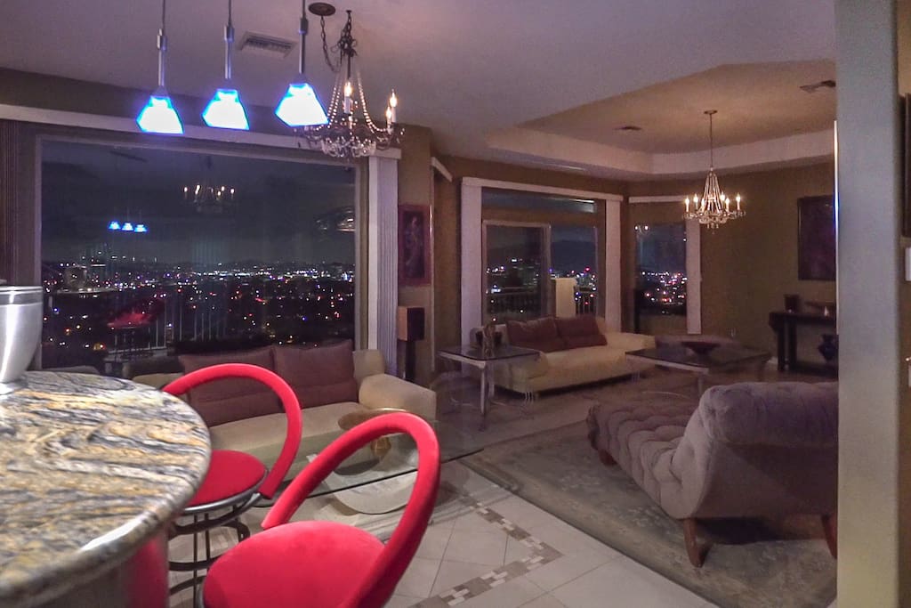 Luxurious Room: Main living room at the entrance.