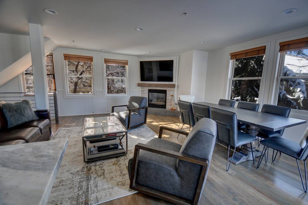 Main Living Room with 65" Smart TV, Gas Fireplace and Large Dining Table - Open and Bright!