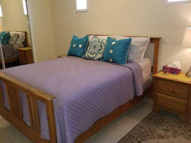 Cozy 1 Bed/ 1 bath Apartment with private entrance