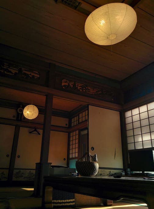 The traditional ozashiki style living room. The lightings through the traditional paper craft make you feel cozy in the evening.