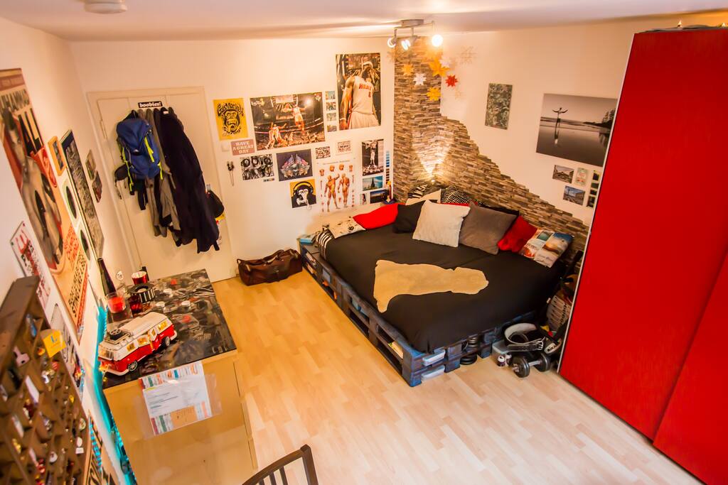 Das gemütliche Palettenbett lädt zum Entspannen ein / the cozy pallet-bed invites to relax
