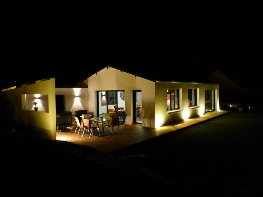 Façade Sud Ouest le soir !
