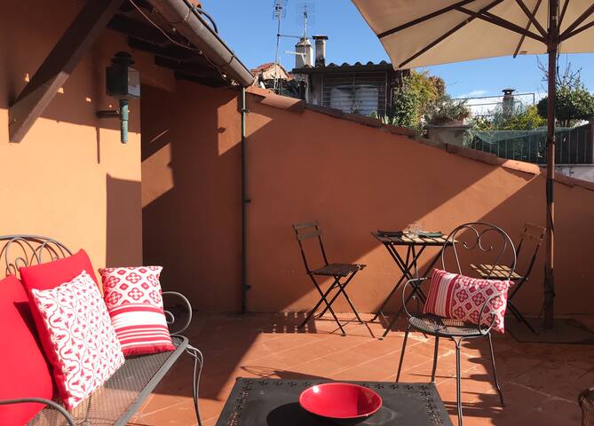 Amazing penthouse & private terrace in Trastevere gallery image 3
