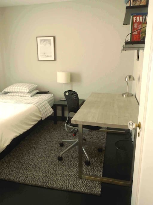 Queen memory foam bed. The room gets natural light, and includes a large desk, a closet, wi-fi. Fresh linens and towels are provided.