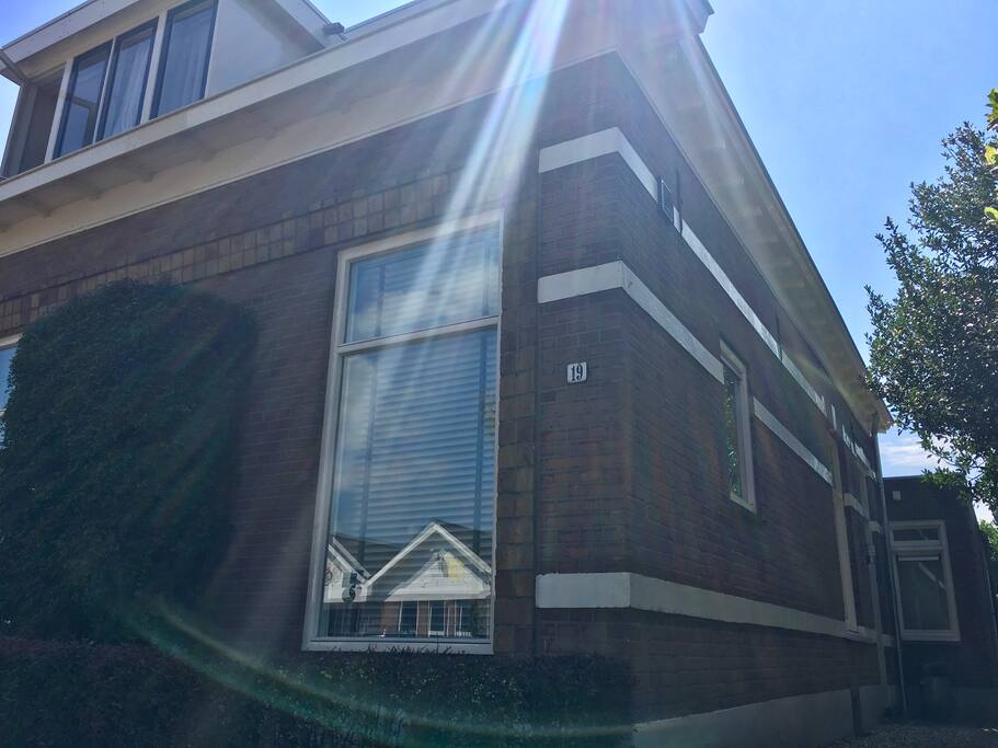 Het geheel is vrijstaand en ruim van opzet