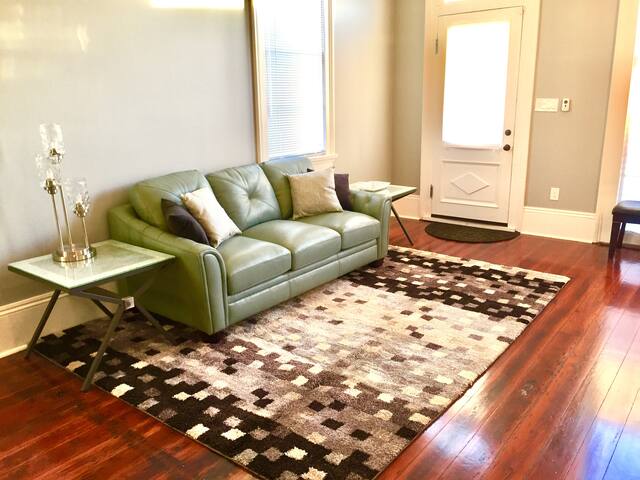 LUXURIOUS HUGE HOME NEAR FRENCH QUARTER!!! gallery image 4