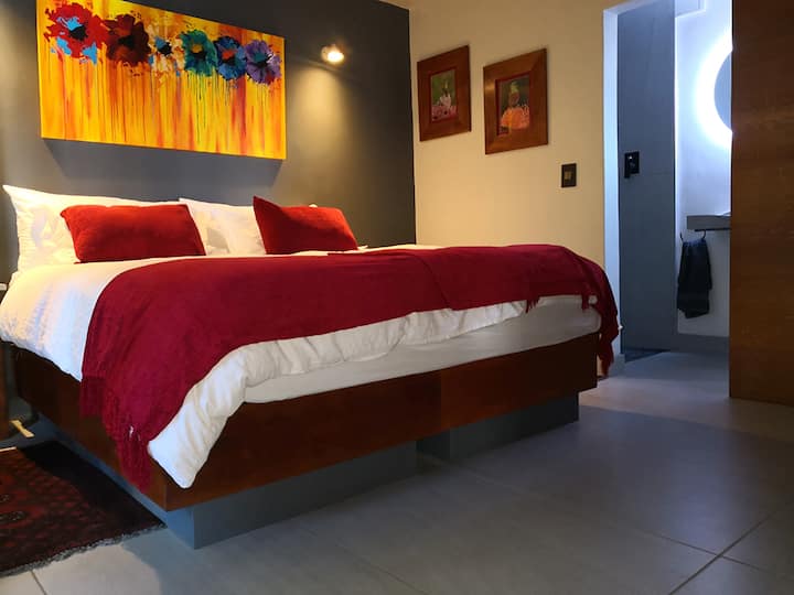 Chumba cha Maua kimewekwa kama kitanda aina ya kingsize. Inaweza kubadilishwa kuwa vitanda pacha.