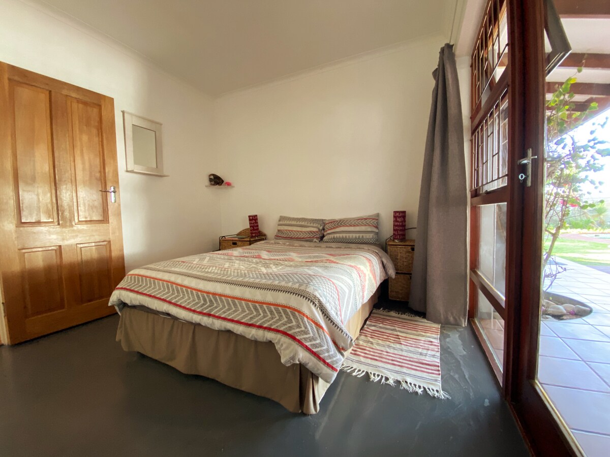 малка спалня с изглед към тераса