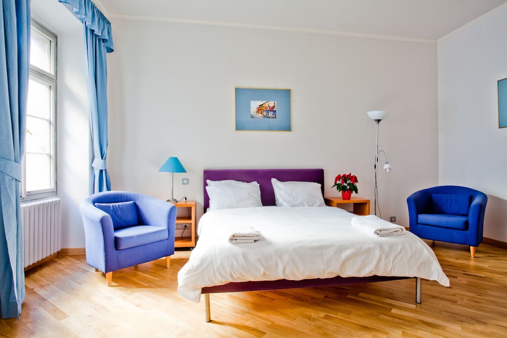 Bedroom with queen bed
