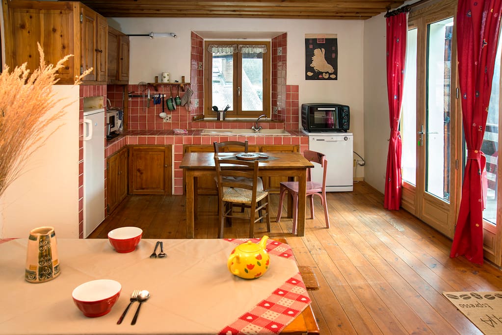 Séjour cuisine lumineux avec accès direct à l’extérieur par un balcon