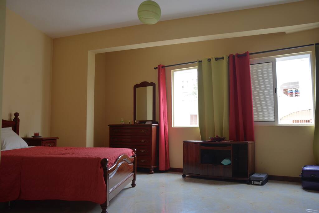 Ceiling fan and plenty of sunlight (Ventilador de teto e muita luz solar).