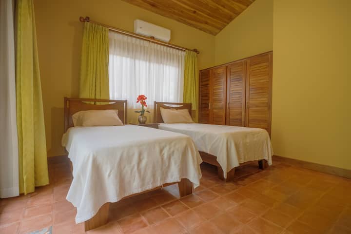 Las camas individuales se pueden convertir en una cama tamaño king.