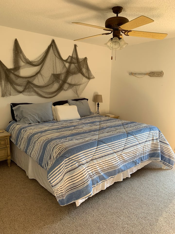 主卧配有一张加大双人床，配有床头柜和台灯。  衣柜是洗衣房的一部分。  不过，我们还在卧室墙壁上放置了两个「衣架」，方便您使用。  这块是两者中的一个。